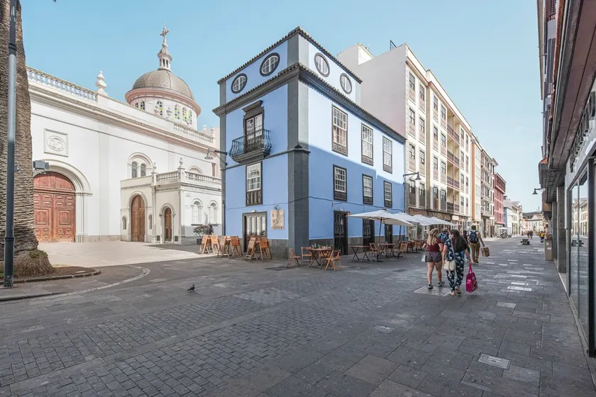 Building of old construction \"La Vicaria\" in a Superb Location in La Laguna with Terrace & WiFi - Image 1