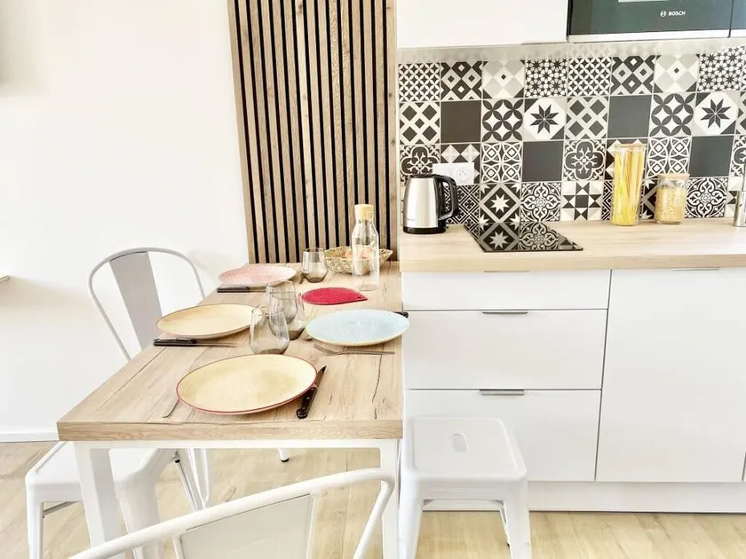 Studio Fully renovated Standing Wifi Netflix Downtown location - Image 1