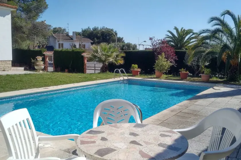 Komfortabelt hus med grill og privat swimmingpool tæt på stranden - Image 1