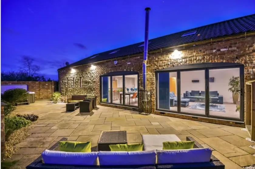 Lincoln 4-Beds Sleeps 13 Hot Tub & Pet Friendly - Image 1