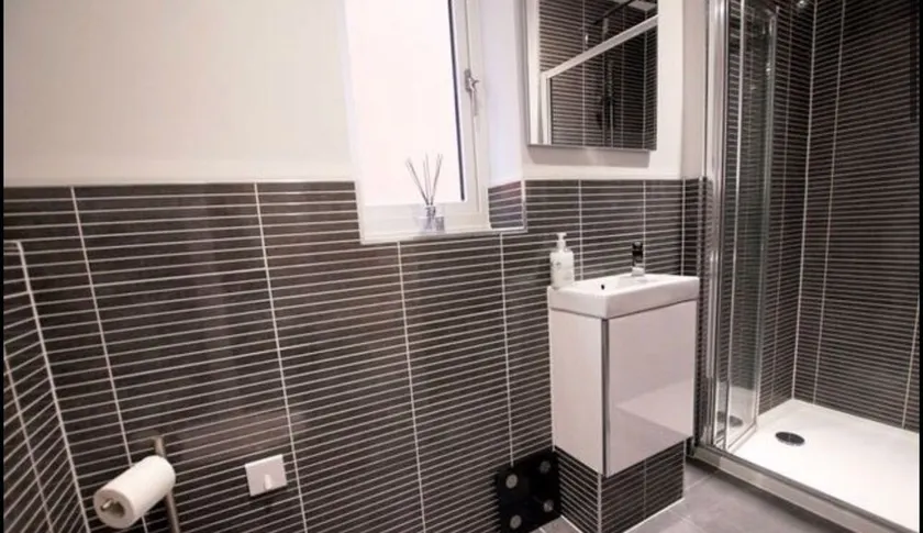 Solent Heights Modern Luxury with Hot Tub & Garden Sleeps 8 - Image 1