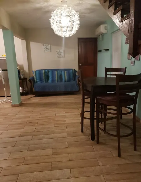 15 minutes from the airport. Spacious family house. - Image 1