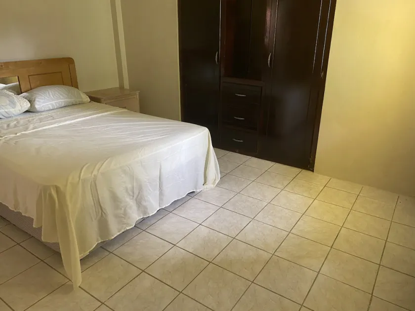 Lovely 2-bedroom 1 bath apt. with free parking - Image 1