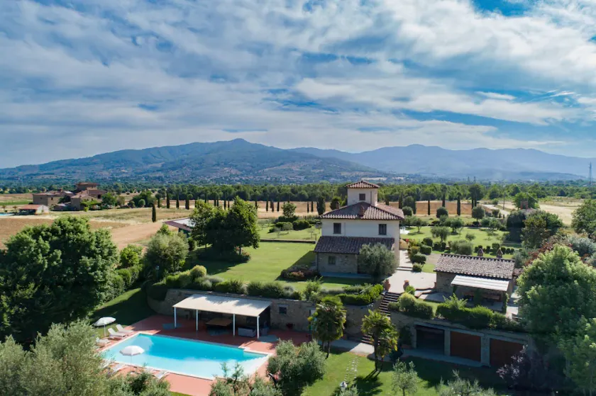 Villa design avec grande piscine au coeur de la campagne toscane - Image 1