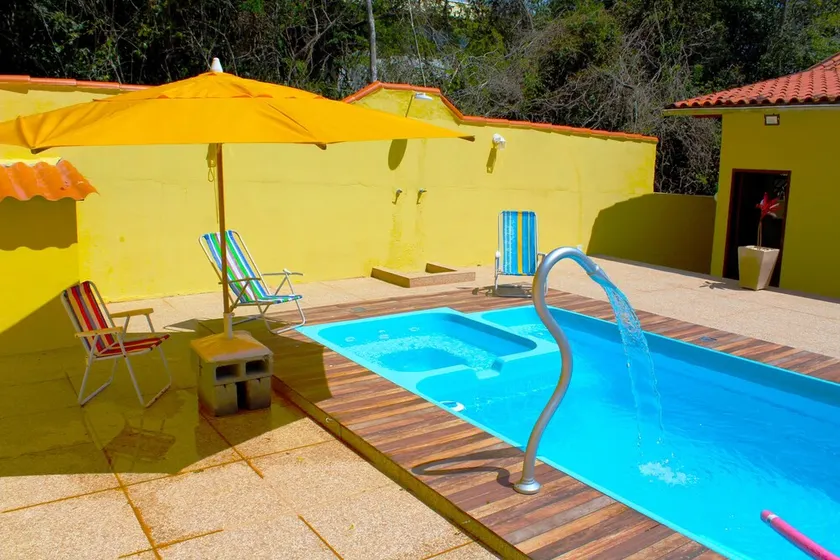 Spacious house with 3 suites and a swimming pool. - Image 1