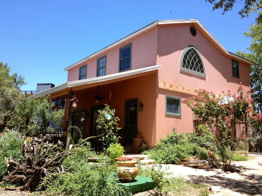 Cozy Lakefront Retreat - Winery, Massage, Yoga, Kayaks, SUPS, Krause Springs! - Image 1
