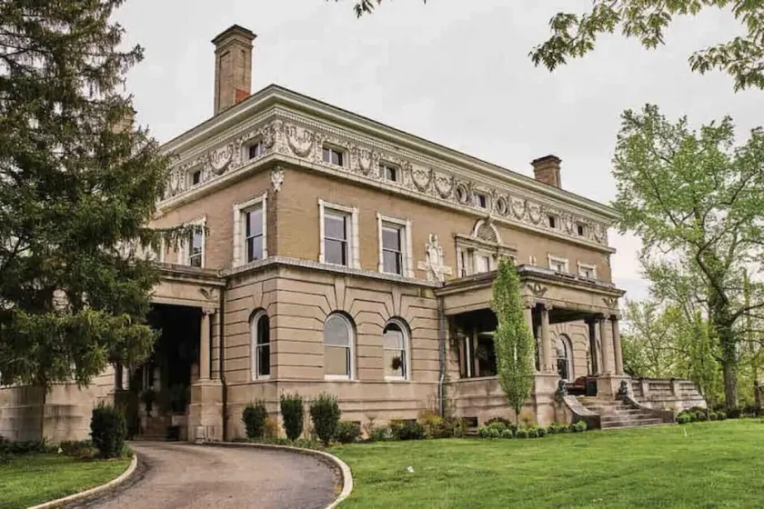 Private Top Floor 4BR Suite at Marion Hall Mansion - Image 1