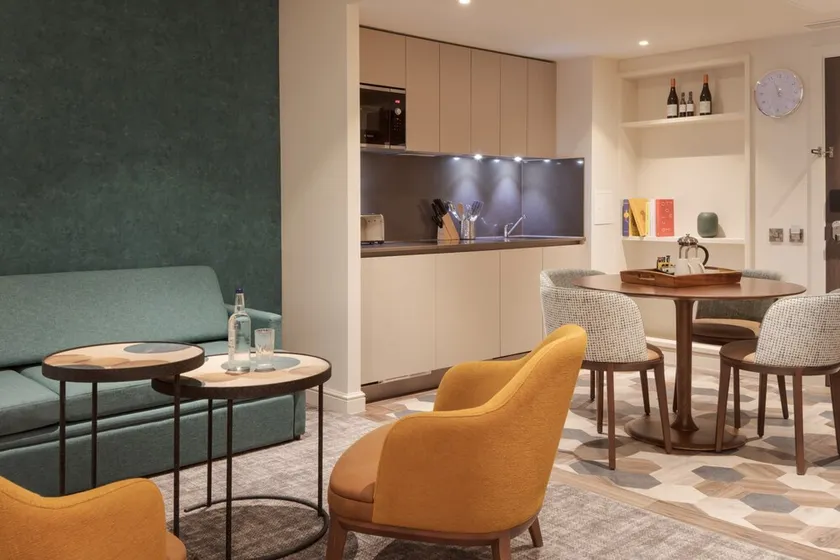 Studio Suite Close to London Heathrow | Business Centre On-Site + Free Wi-Fi - Image 1