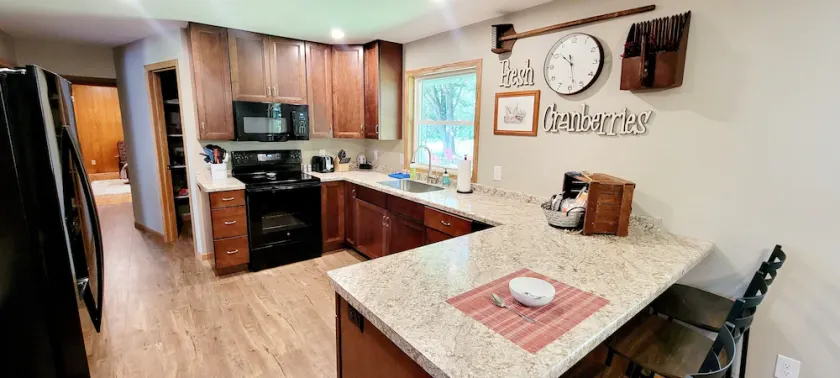 Relax by the river in this 4 bedroom house with firepit- spot our river eagle! - Image 1