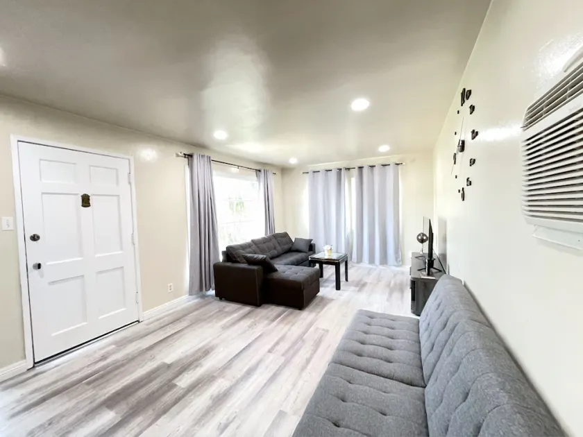 Cozy back house w/self checking in the heart of LA Full Kitchen, Wifi - Image 1