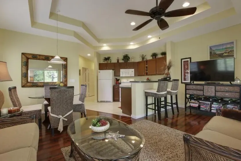 Beautiful Condo with a Tree House Feel - Image 1