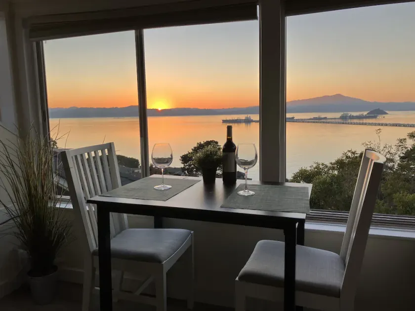 Top Floor Studio with great views overlooking the San Francisco Bay - Image 1