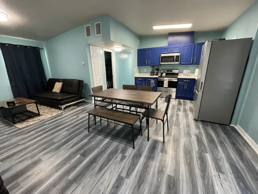 Cheerful 3 Bed home w/ free parking, Wifi, Full Kitchen & Workstation. Sleeps 9 - Image 1