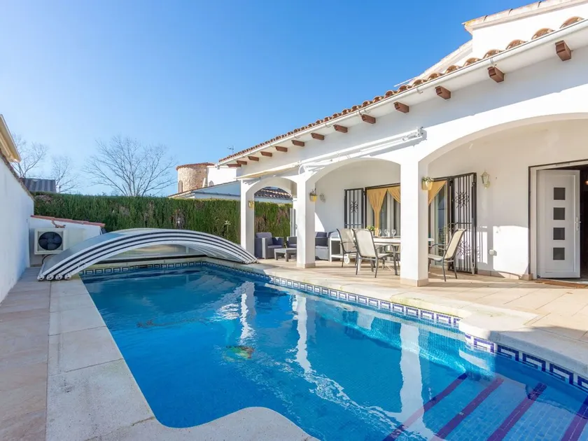 Alleinstehendes Ferienhaus mit Klimaanlage,  W-LAN, privatem Pool, TV, Innenhof, Haustiere erlaubt - Image 1