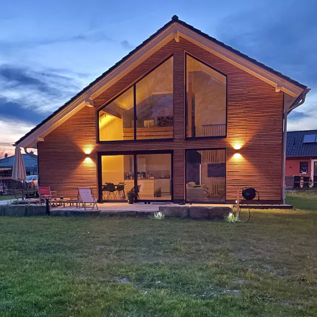 Architect's house with open gallery and large garden near the lake - Image 1