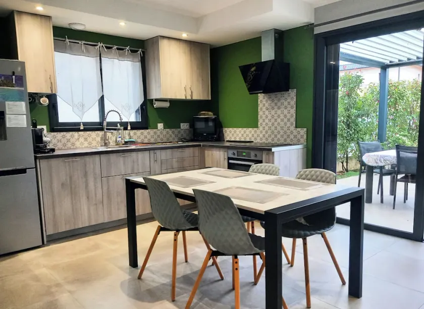 71-square-meter house with all the amenities (3-bedroom), large, quiet terrace, 500 meters from the beach - Image 1