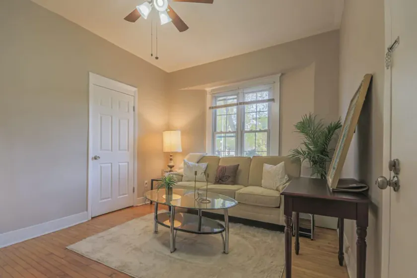 Charming One Bed with Office near Chicago - Image 1