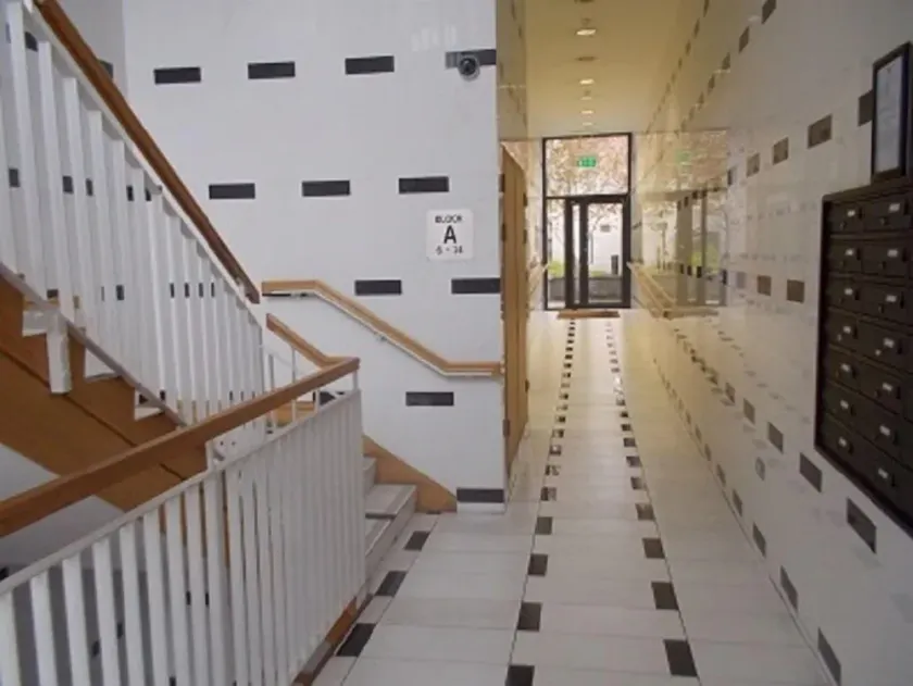 Modern Two Bed Apartment with Parking - Image 1