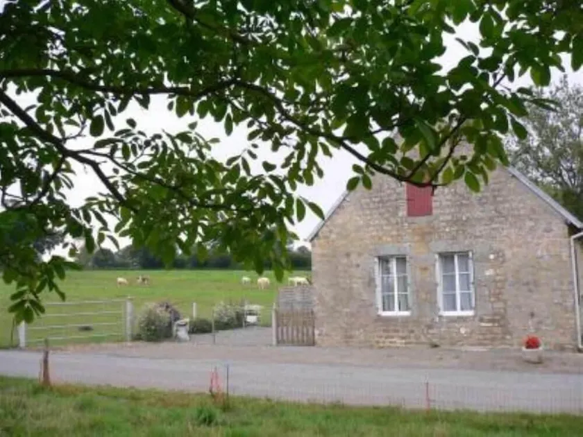 Stenhus med have mellem Mt St Michel og landingsstrendene - Image 1