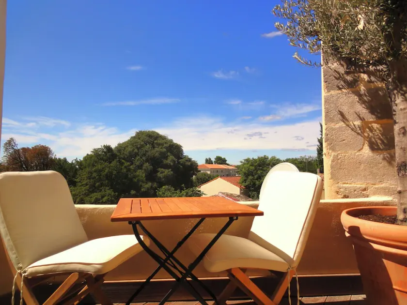 Very quiet terrace with a view, 80m² in Uzes hist. center, 2 bedrooms, AC, WIFI - Image 1