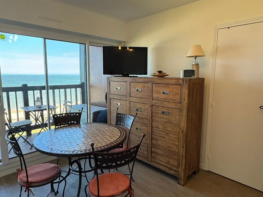 Seafront studio with balcony and stunning view, direct beach access - Image 1