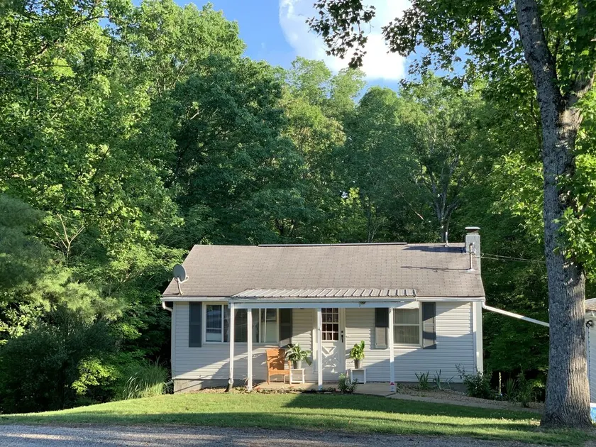 Kittle Pine Front Rental Cottage at Dock 2 of Burr Oak Lake - Image 1