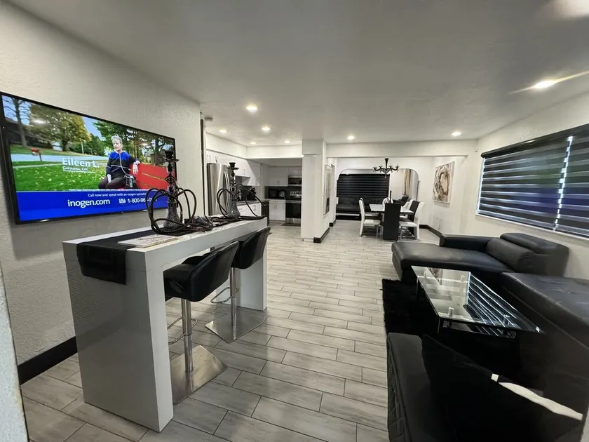 MAISON DE PISCINE massive, 6 chambres, 4 salles de bain complètes, près de la plage! - Image 1