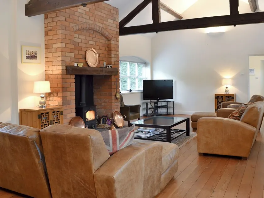 4 bedroom accommodation in Standon - Image 1