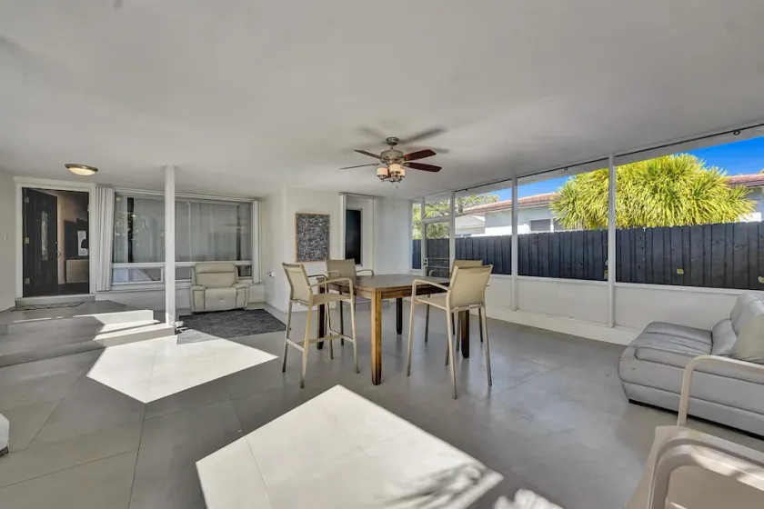 Brand new renovated quiet house in Surfside. - Image 1