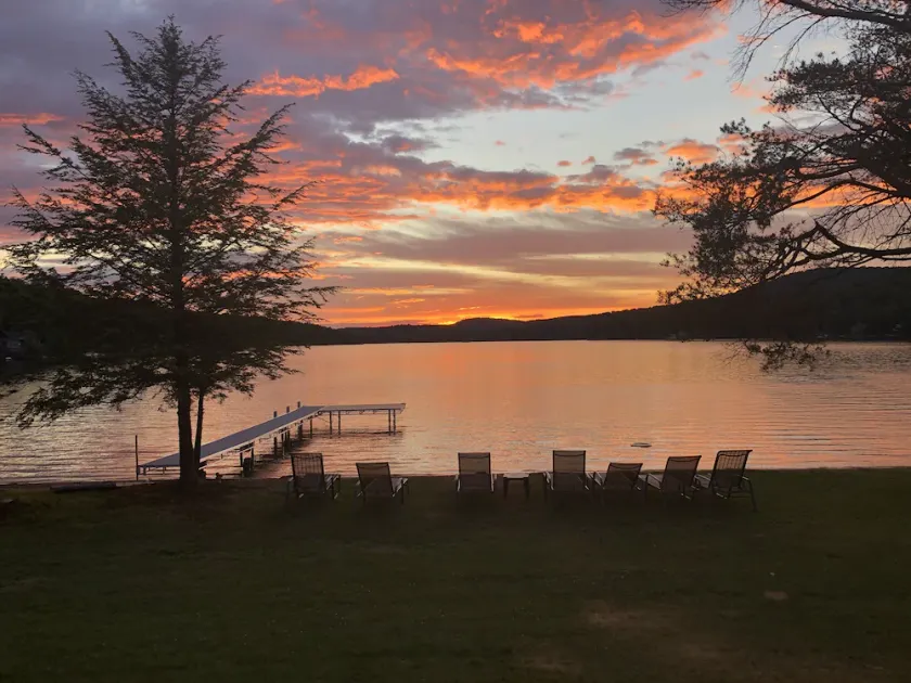 Njut av fantastiska Adirondack solnedgångar från vårt stora Lakefront House - Image 1