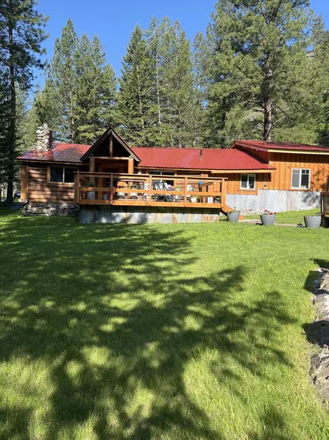 Beautiful cabin with a creek running through it. - Image 1