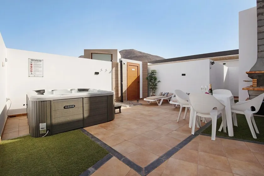Ferienwohnung \"Eclipse\" mit Bergblick, Whirlpool, WLAN, Klimaanlage und Terrasse - Image 1