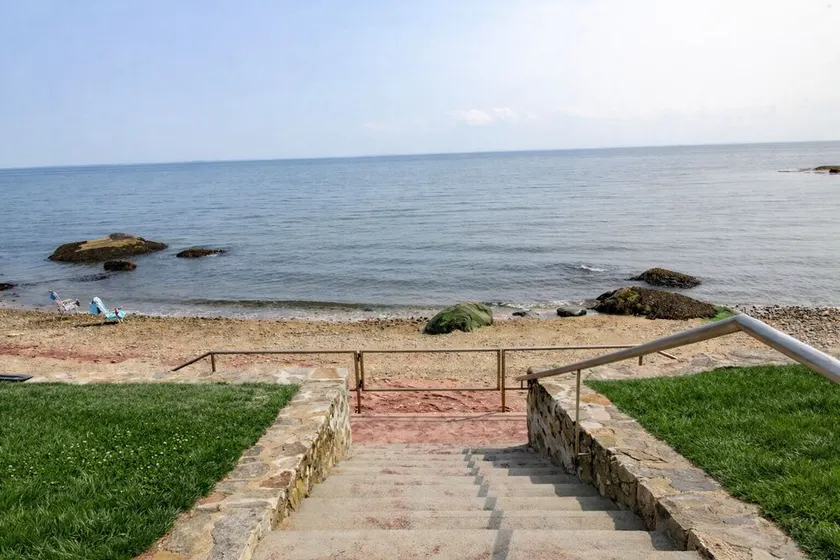 UPDATED HOME, king+queen beds, AC, 5 min walk to beach, 1 min to Waters Edge - Image 1