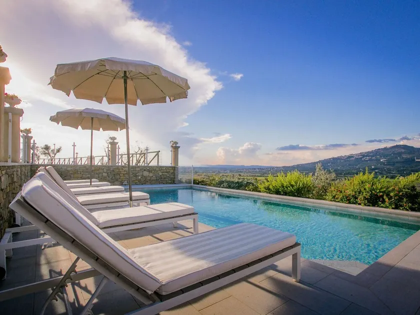 Attractive Holiday Home in Cortona with Swimming Pool - Image 1