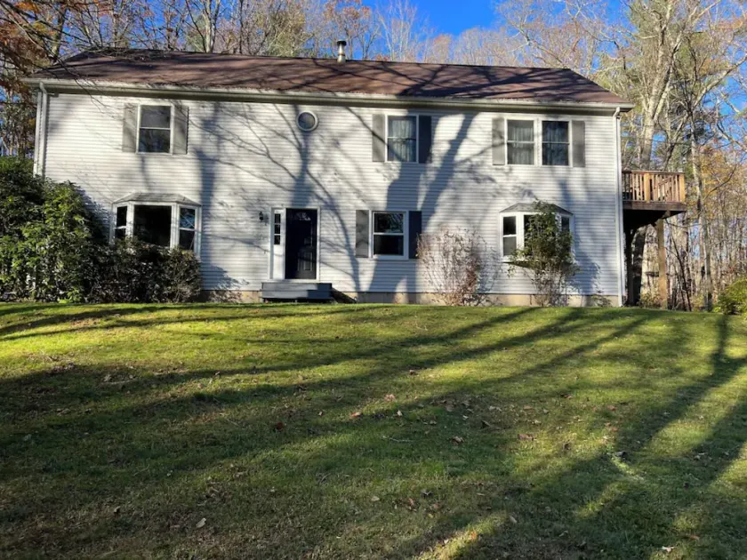 Beautiful and Roomy Country Setting - Image 1