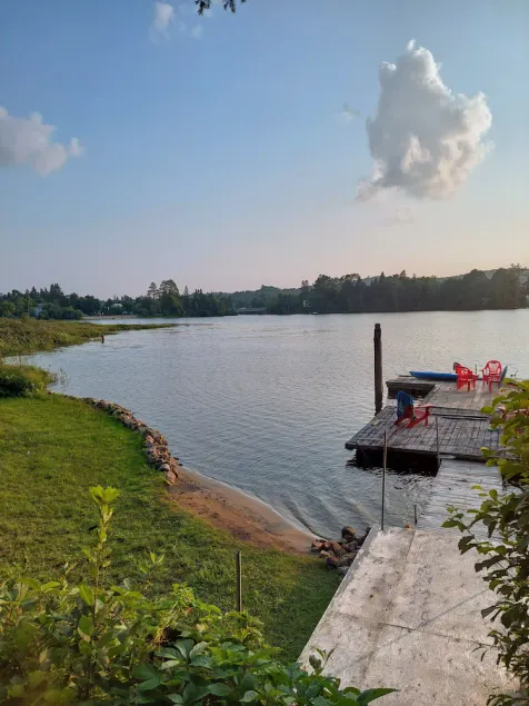 Secluded Lakefront Escape on 1.5 Acres of Pristine Waterfront - Image 1