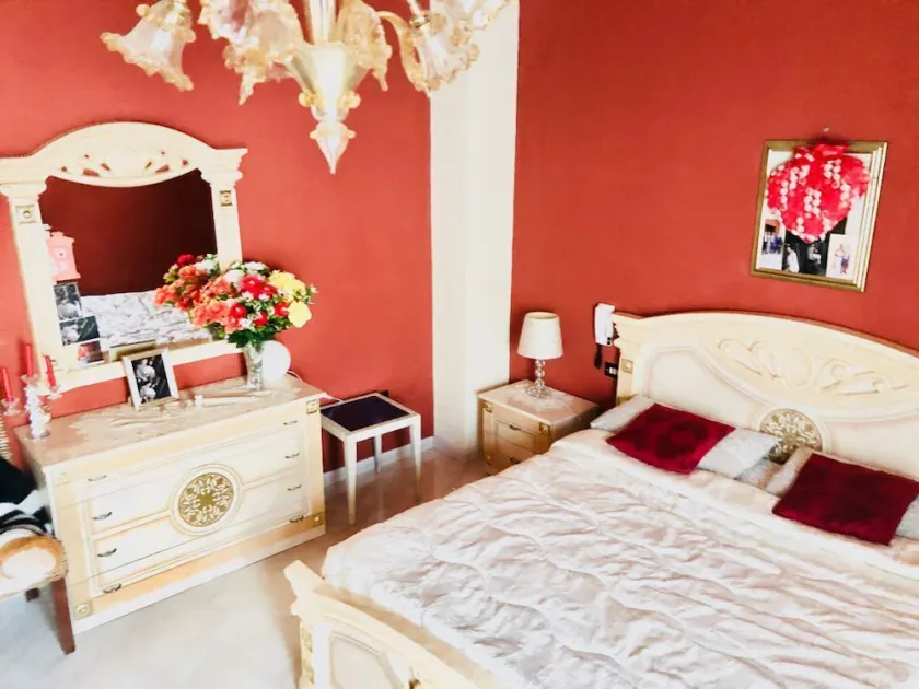 Apartment Queen - Image 1