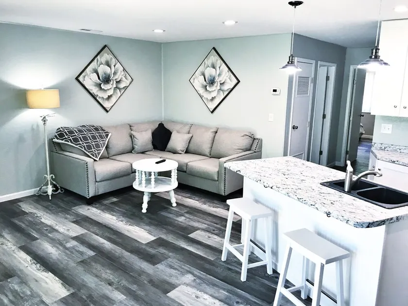One level condo/ King bed, WiFi- sleeps 4 - Image 1