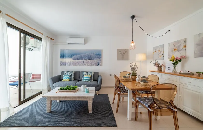 Two bedroom apartment with pol - Image 1