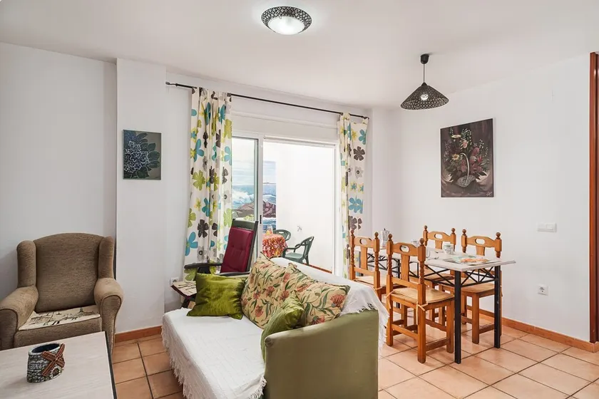 Charming Holiday Apartment with Terrace - Image 1
