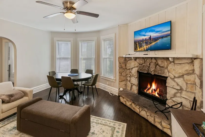 Private 2 Bedroom Walk to downtown Libertyville - Image 1