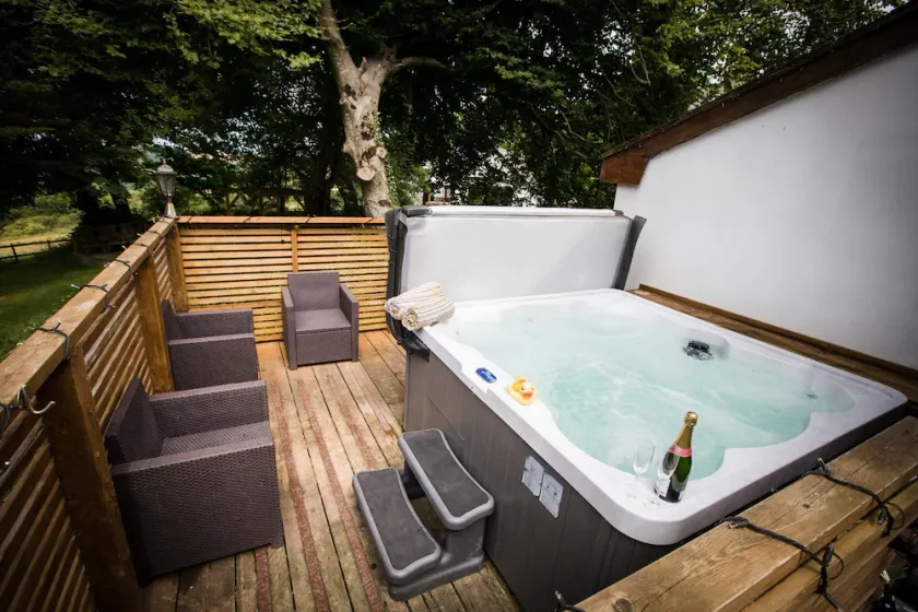Cuckoo's Nest - Dog Friendly Cottage with a hot tub sleeping 6-8 - Image 1