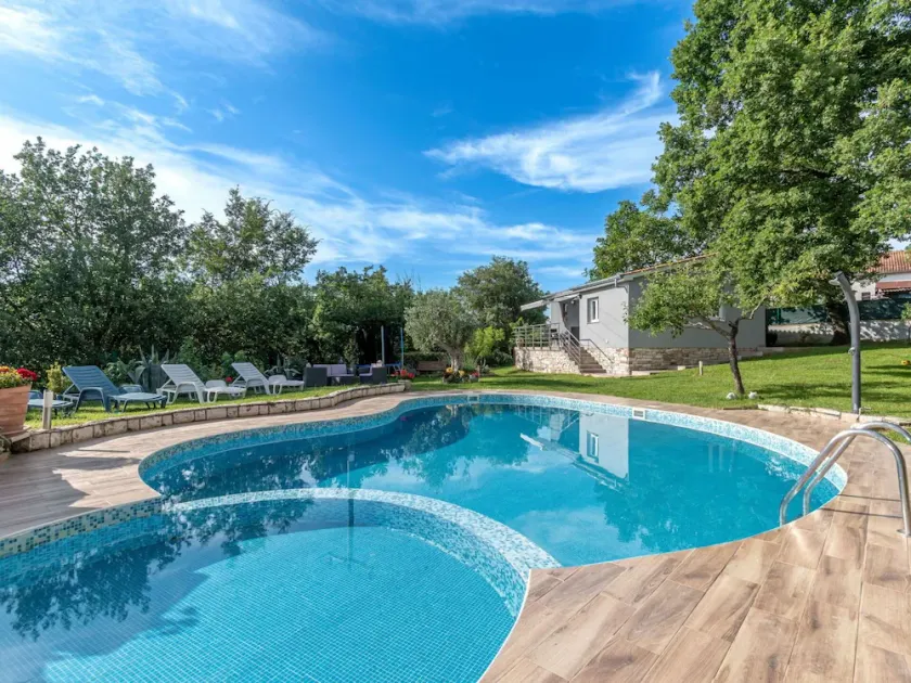 Elegante appartamento per 5 ospiti con piscina, WIFI, TV, terrazza e animali ammessi - Image 1