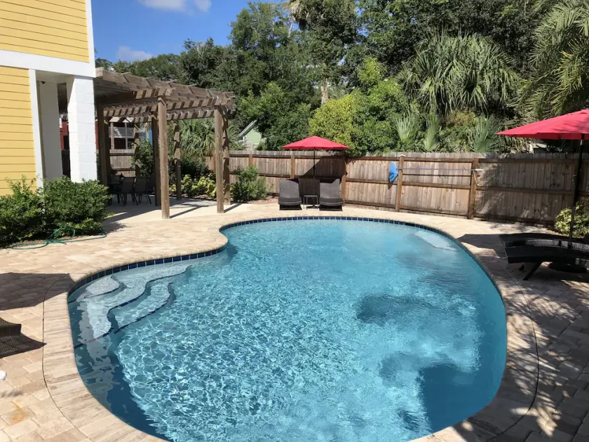 City - Pool - 5 Minuten zu Fuß zur St George Street - 3BR - Makellos - Hinterhof - Image 1