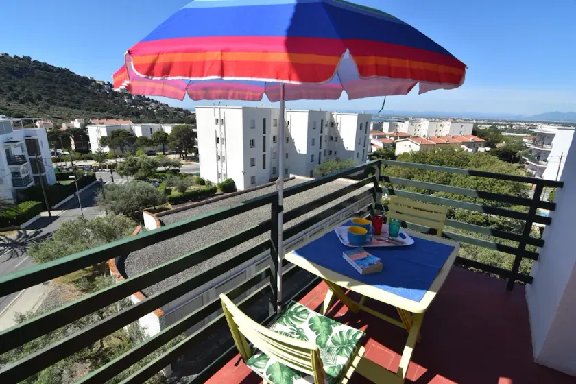 Incredible holiday studio in Costa Brava. Community pool, balcony with views. Book now! - Image 1