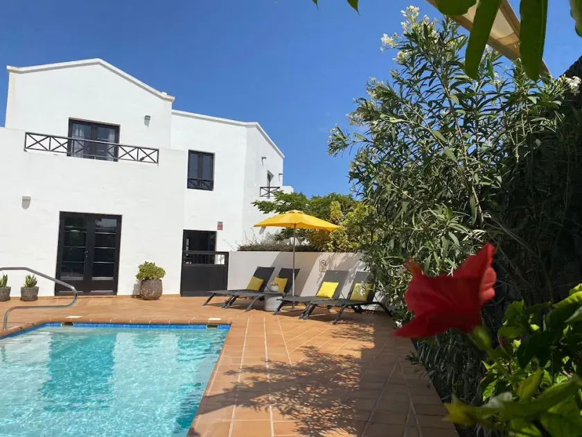 Sunny vacation home in a quiet location with wind-protected private pool - Image 1