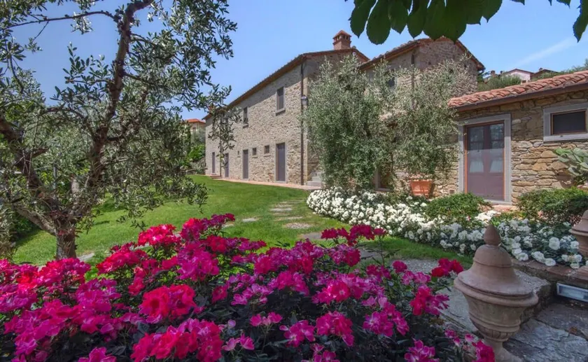 Beautiful villa with pool and garden just 300 meters from the village - Image 1