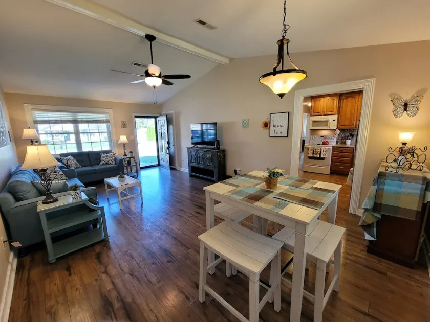 3 Bedroom Home 1 Mile From I-65, restaurants, shopping, fenced backyard  - Image 1