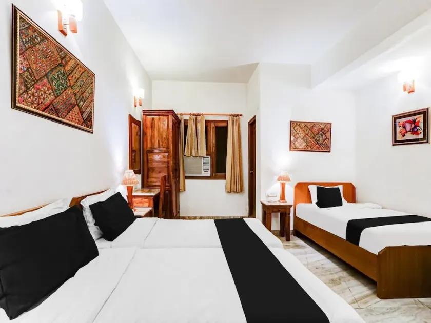 Deluxe Hotel Luna Rosa - Image 1