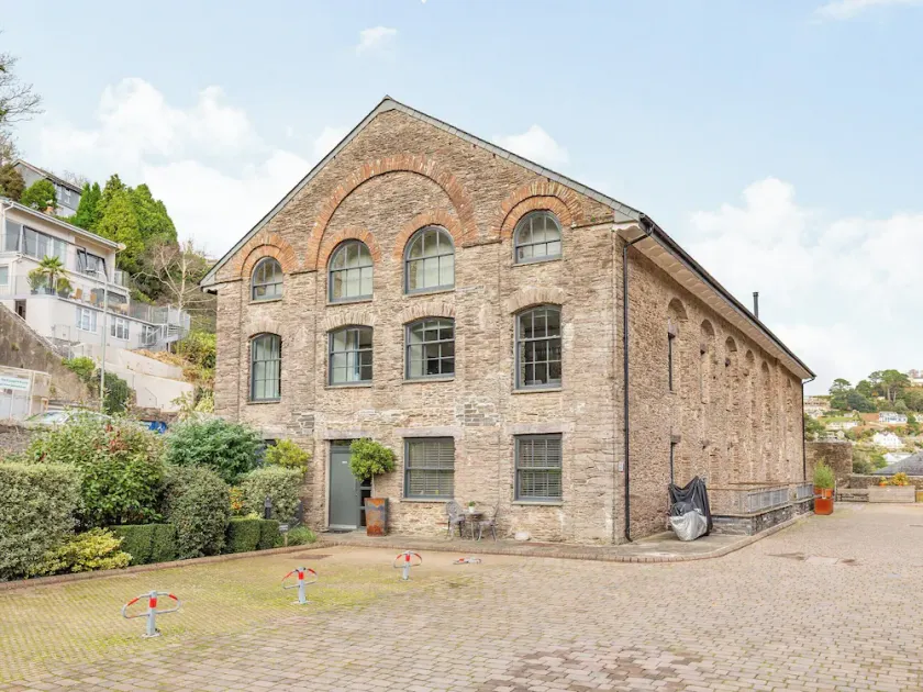 1 bedroom accommodation in Dartmouth - Image 1